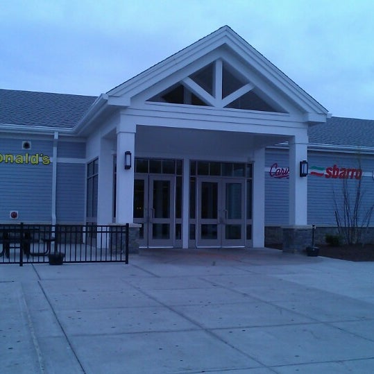 รูปภาพถ่ายที่ Milford Service Plaza (Northbound) โดย Katie A. เมื่อ 4/29/2013