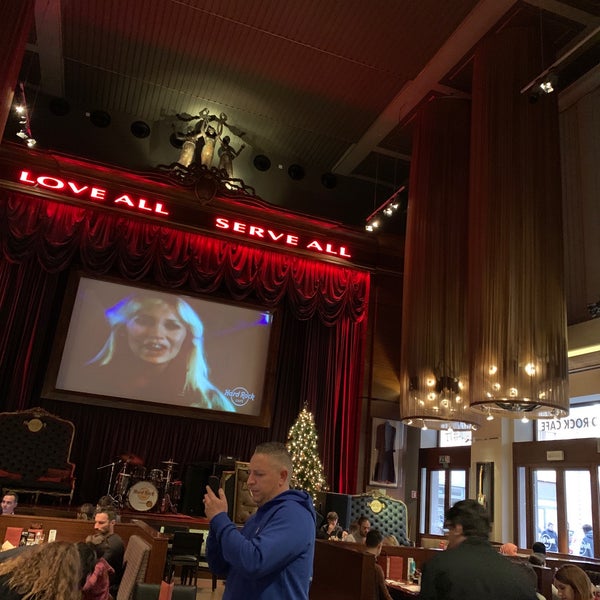 Photo taken at Hard Rock Cafe Florence by Abdullah M. on 12/28/2019