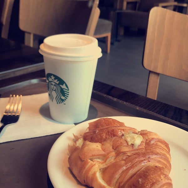 Das Foto wurde bei Starbucks (ستاربكس) von Eng Saoud . am 9/21/2017 aufgenommen