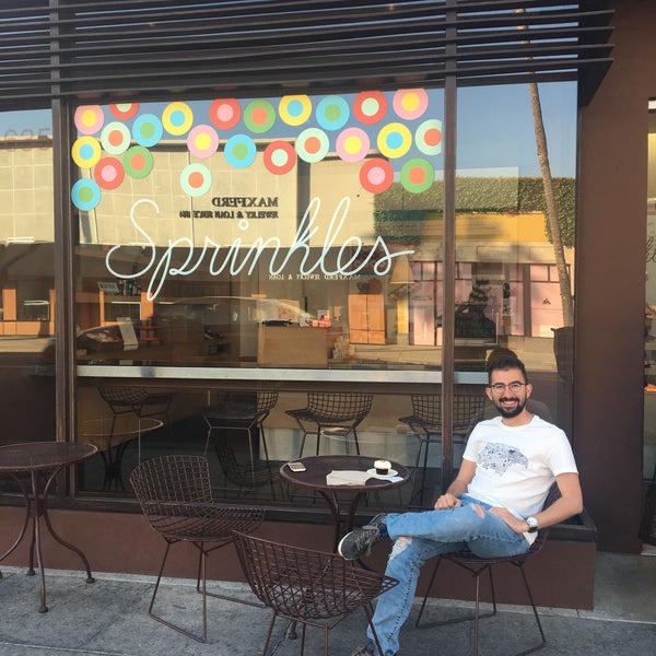Photo taken at Sprinkles Beverly Hills Cupcakes by MgN on 4/28/2018