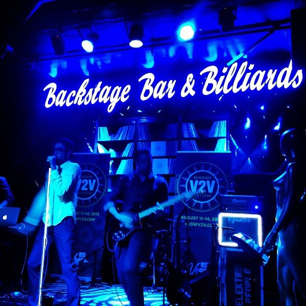 Снимок сделан в Triple B Backstage Bar &amp; Billiards пользователем Jules V. 8/13/2013