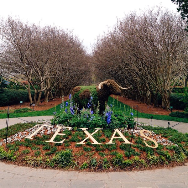 Photo taken at Dallas Arboretum and Botanical Garden by Abimelec O. on 3/30/2015