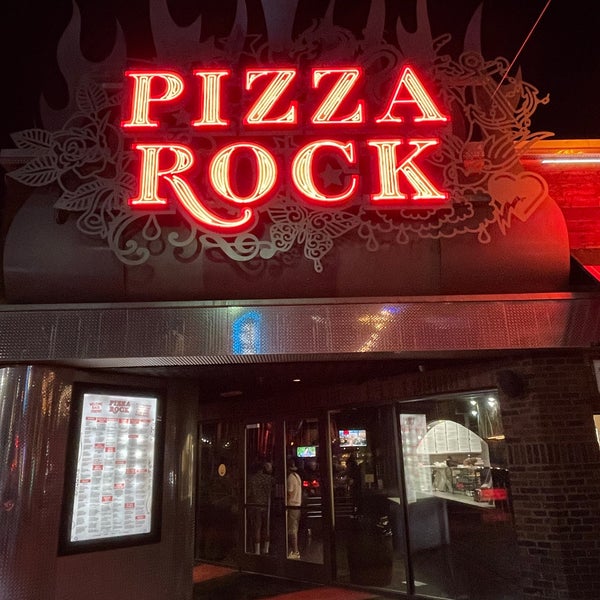 Photo taken at Pizza Rock by Abdulmalik A. on 7/23/2022