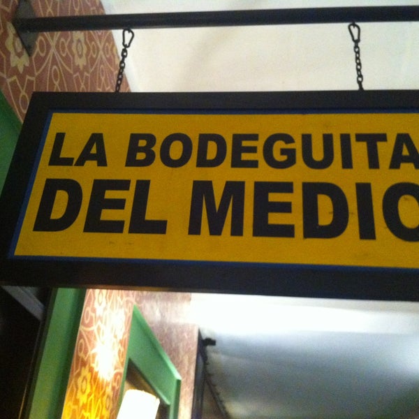 รูปภาพถ่ายที่ La Bodeguita del Medio โดย E.c P. เมื่อ 4/19/2013