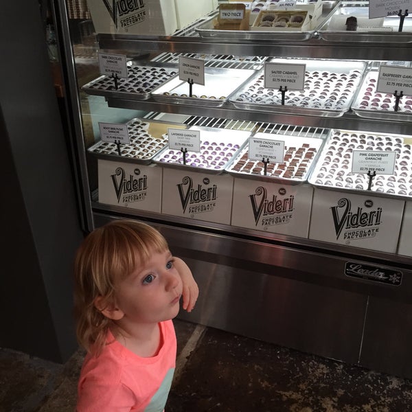 Foto scattata a Videri Chocolate Factory da radstarr il 9/4/2015