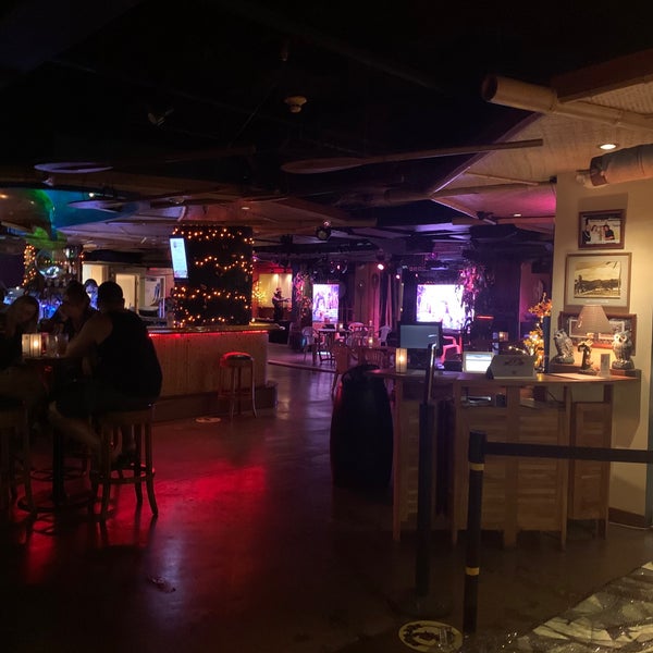 รูปภาพถ่ายที่ Hula&#39;s Bar &amp; Lei Stand โดย Kyle L. เมื่อ 11/17/2020