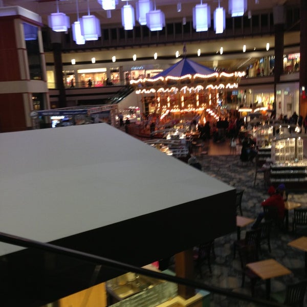 Das Foto wurde bei Maplewood Mall von Cody S. am 2/24/2013 aufgenommen