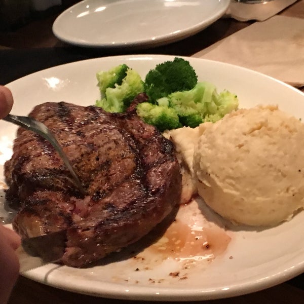 Photo taken at BJ&#39;s Restaurant &amp; Brewhouse by Galen D. on 3/25/2017