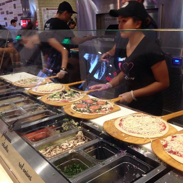 Foto scattata a Pieology Pizzeria, The Market Place da Esra I. il 9/13/2014
