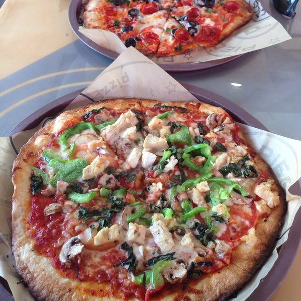 Das Foto wurde bei Pieology Pizzeria von Esra I. am 5/9/2014 aufgenommen