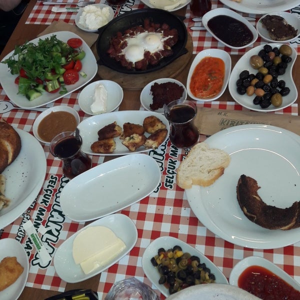 รูปภาพถ่ายที่ Kırıtaklar Mandıra &amp; Kahvaltı โดย Petek G. เมื่อ 5/13/2018