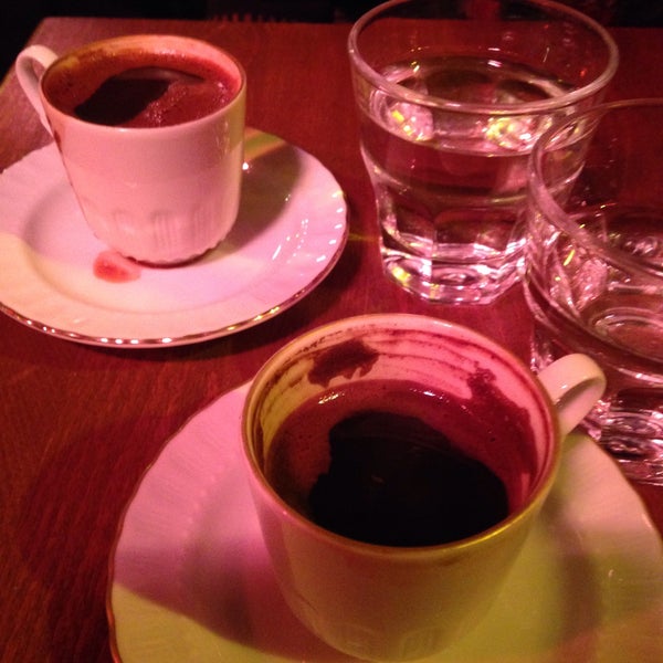Das Foto wurde bei İstanbull Café &amp; Fal &amp; Restaurant von Ayça Y. am 12/12/2015 aufgenommen