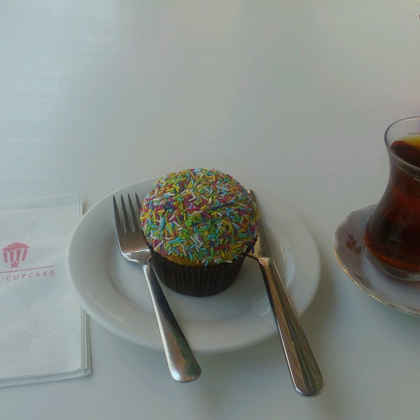 Foto tirada no(a) Very Cupcake Tunalı por Ilikay E. em 9/9/2016