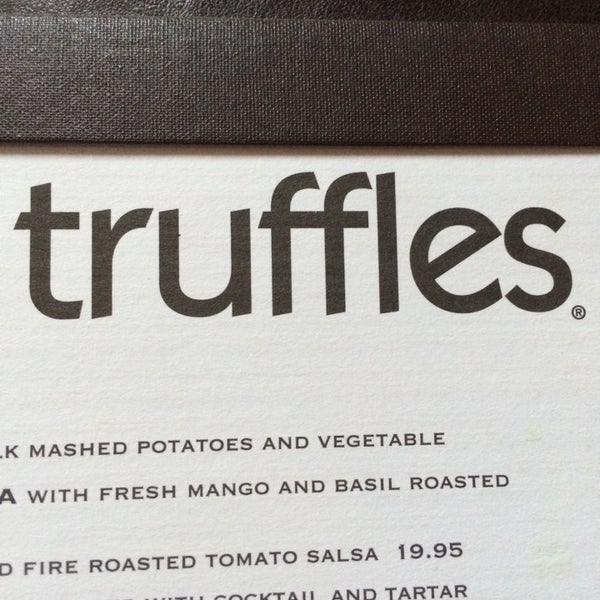 รูปภาพถ่ายที่ Truffles Cafe โดย Sam S. เมื่อ 5/27/2014