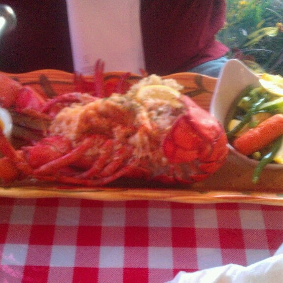 Снимок сделан в Lobster Pot Restaurant пользователем Liza C. 5/6/2014