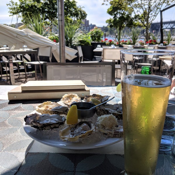 7/5/2018 tarihinde Julian K.ziyaretçi tarafından Ancora Waterfront Dining and Patio'de çekilen fotoğraf