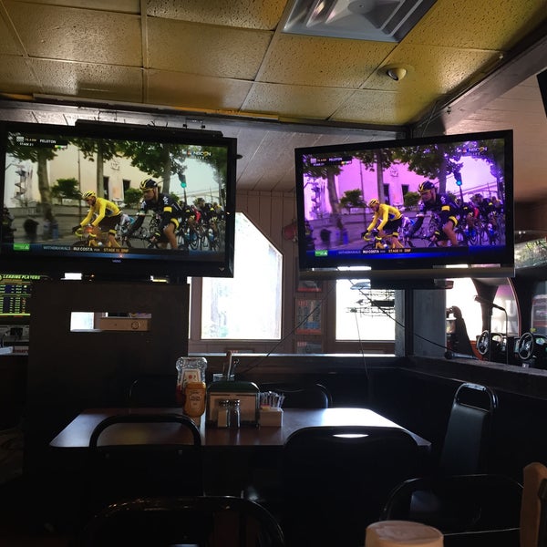 Photo taken at Rookies Sports Bar and Grill by Alice S. on 7/26/2015