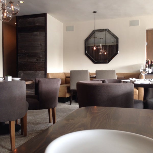 รูปภาพถ่ายที่ V&#39;s restaurant + bar โดย blu l. เมื่อ 1/31/2014