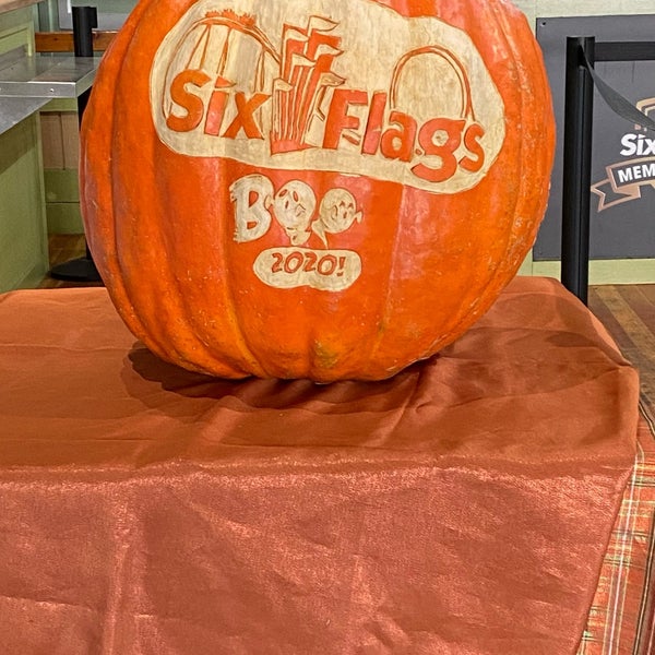 Photo taken at Six Flags Discovery Kingdom by Cliff A. on 10/25/2020