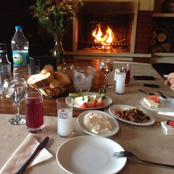 รูปภาพถ่ายที่ Noname Cafe Restaurant โดย Gökhan E. เมื่อ 12/29/2013