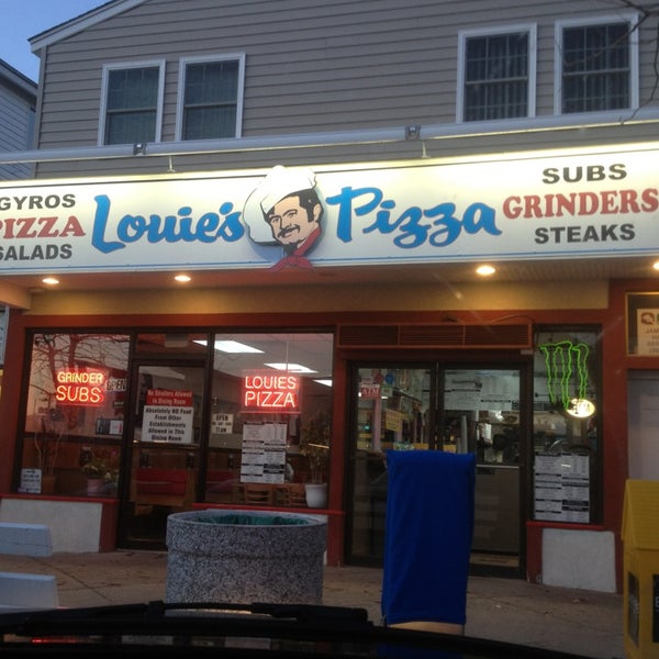 12/22/2012 tarihinde Laurie A.ziyaretçi tarafından Louie&#39;s Pizza'de çekilen fotoğraf