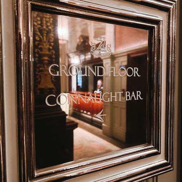Foto tirada no(a) Connaught Bar por Fern N. em 6/18/2022