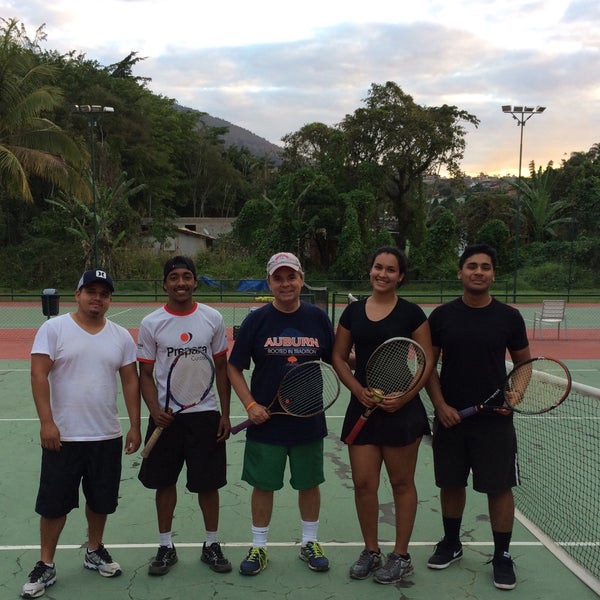 Além da Praia dos Castelhanos, você tem a oportunidade de jogar Tênis na academia Ilhabela Master Tênis que fica nesse site www.ilhabelamastertenis.com.br.