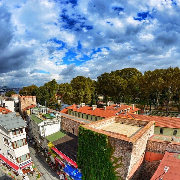 รูปภาพถ่ายที่ Gülhane Park Hotel โดย Amir M. เมื่อ 10/20/2014
