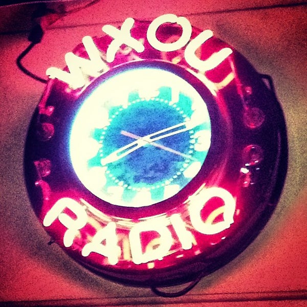 รูปภาพถ่ายที่ WXOU Radio Bar โดย Zach Peak P. เมื่อ 9/25/2013