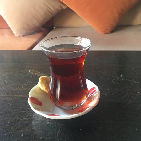 รูปภาพถ่ายที่ Türk Kahvesi โดย Okan T. เมื่อ 2/21/2019
