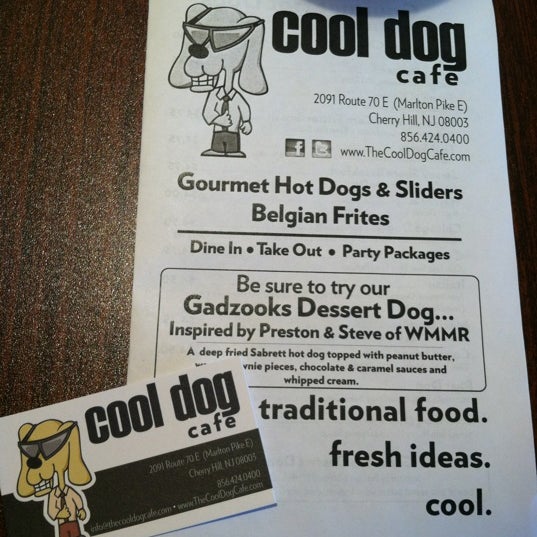 Das Foto wurde bei Cool Dog Cafe von Stephanie L. am 4/29/2012 aufgenommen