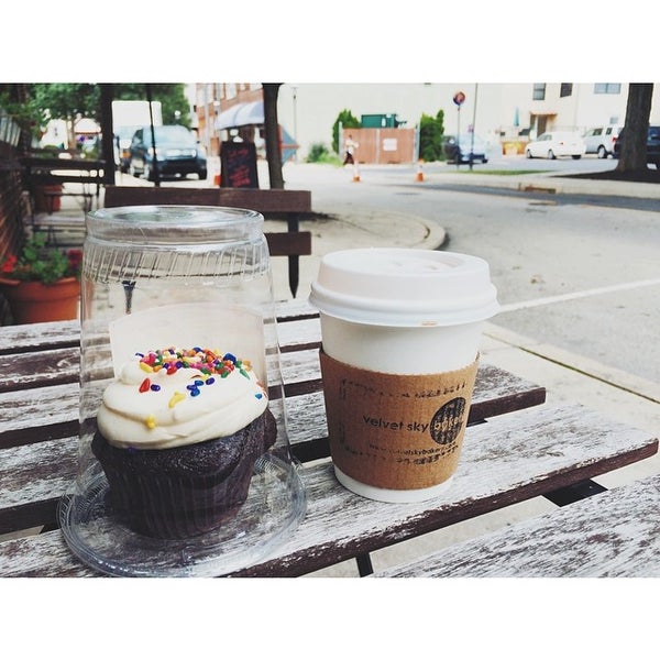 Foto tomada en Velvet Sky Bakery &amp; Cafe  por Olivia A. el 7/29/2014