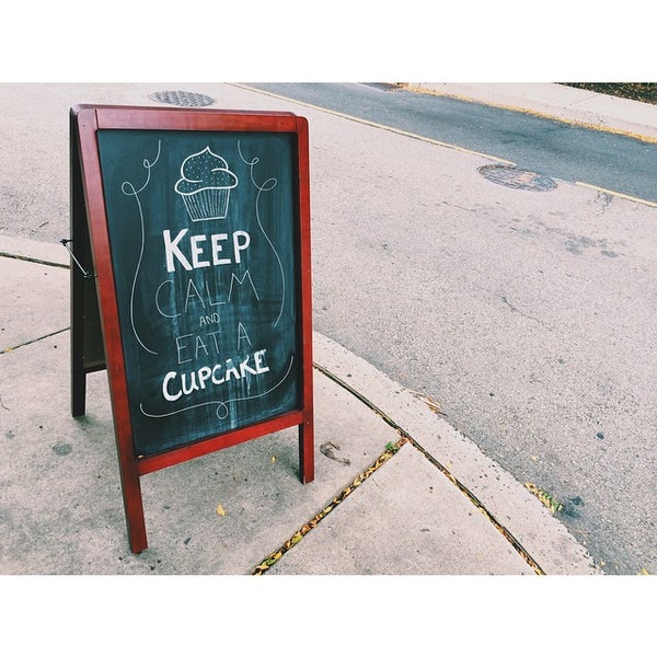 Foto diambil di Velvet Sky Bakery &amp; Cafe oleh Olivia A. pada 9/10/2014