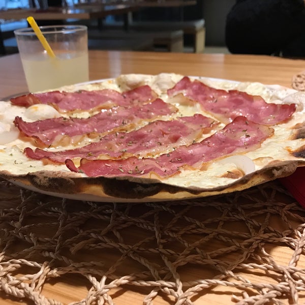 Foto tirada no(a) Presto Pizza Baixa por Tiago B. em 5/11/2017