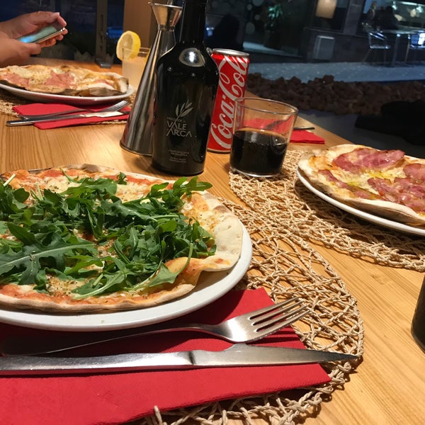 Foto tirada no(a) Presto Pizza Baixa por Tiago B. em 5/14/2017