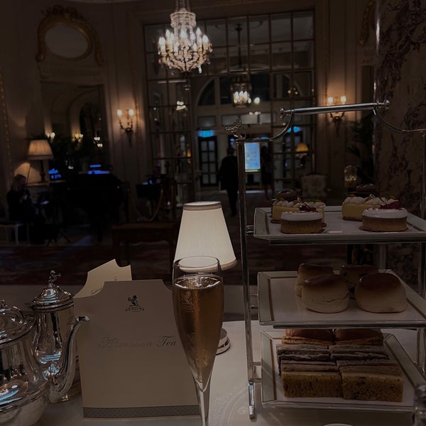 Foto diambil di The Ritz London oleh Fay pada 8/25/2023