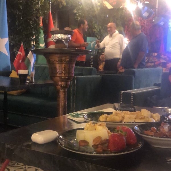 Das Foto wurde bei Ali Baba Restaurant &amp; Nargile von Seyit am 8/8/2022 aufgenommen