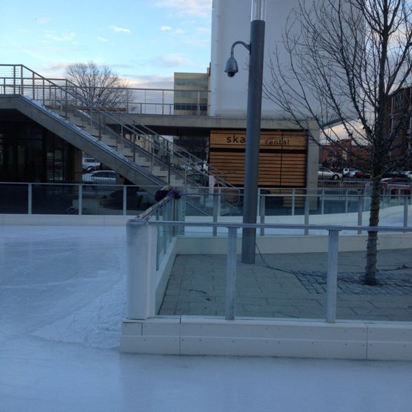 1/8/2013にSteelがCanal Park Ice Rinkで撮った写真
