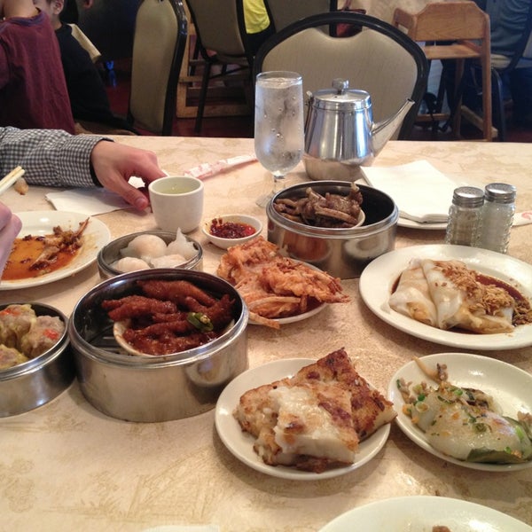 Das Foto wurde bei Canton House Chinese Restaurant von Phuong V. am 3/10/2013 aufgenommen