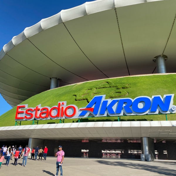 รูปภาพถ่ายที่ Estadio Akron โดย Alejandro R. เมื่อ 10/31/2022