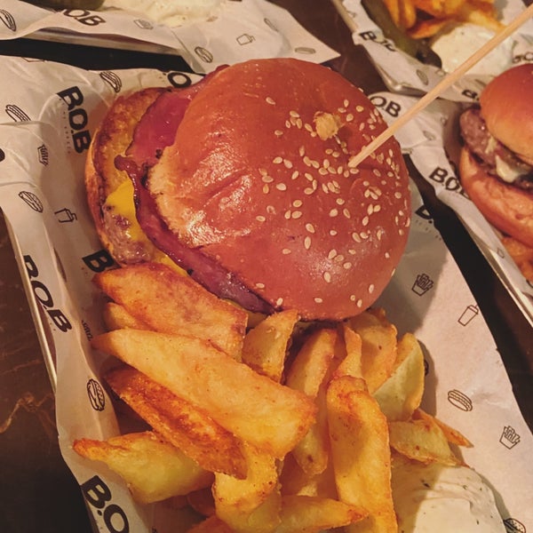 รูปภาพถ่ายที่ B.O.B Best of Burger โดย Julide T. เมื่อ 12/3/2021