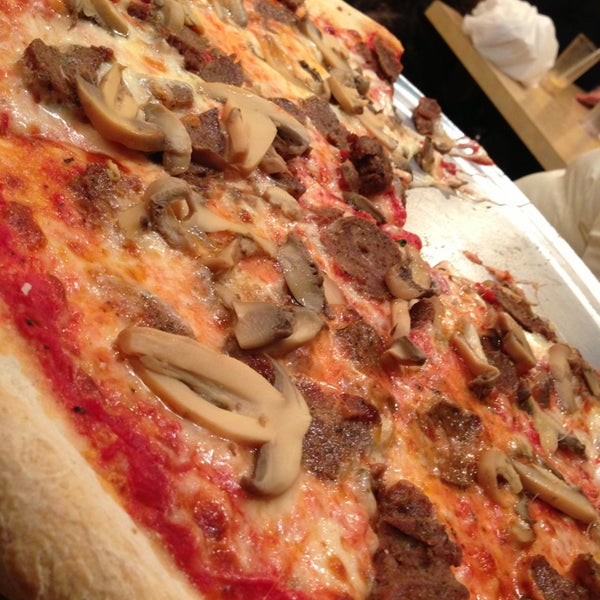 Снимок сделан в Mimi&#39;s Pizza Kitchen пользователем Ivan Z. 1/27/2013