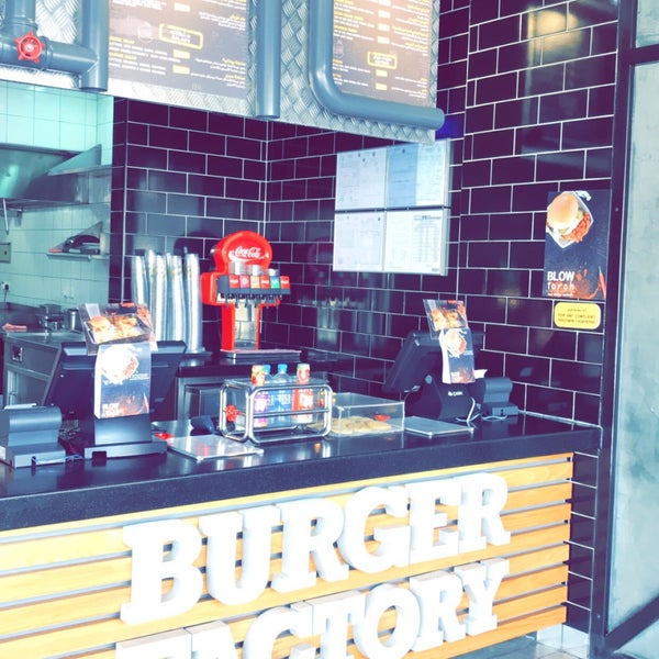 Das Foto wurde bei Burger Factory  (Al Nuzha Co-op) von Abrar. am 7/4/2018 aufgenommen