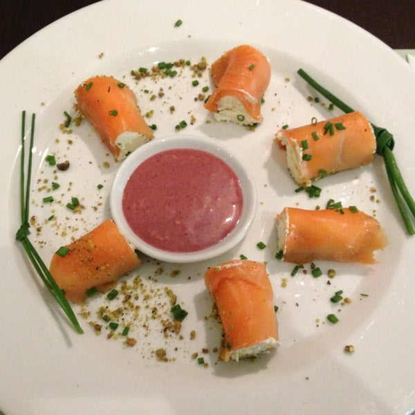 Los mejores rollos de salmón con queso crema, pistacho y salsa de agraz