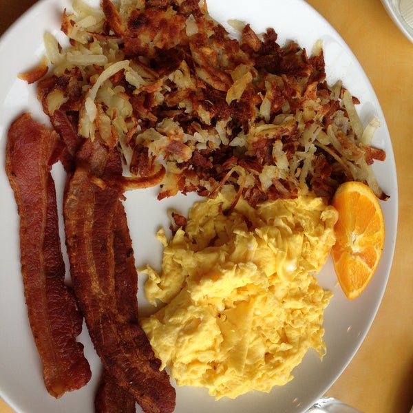 5/3/2013에 Scott B.님이 Eggsperience Breakfast &amp; Lunch - Park Ridge에서 찍은 사진