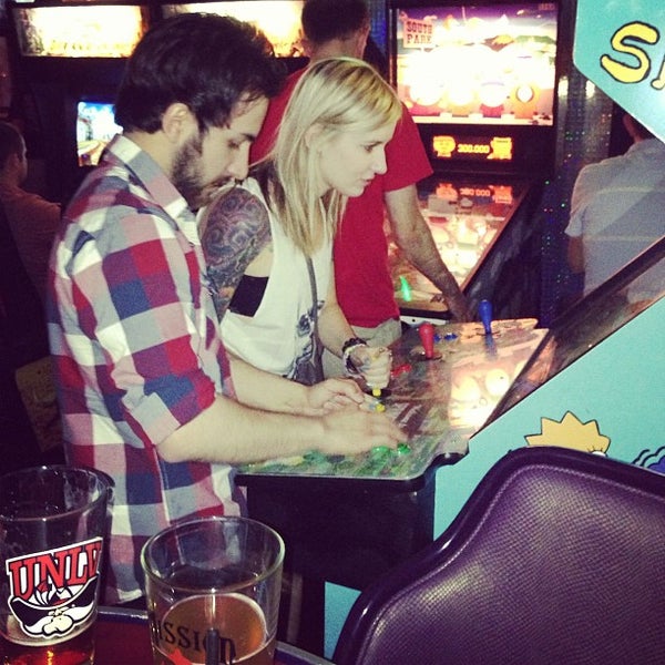 4/8/2013 tarihinde Josh P.ziyaretçi tarafından Hi Scores Bar-Arcade'de çekilen fotoğraf