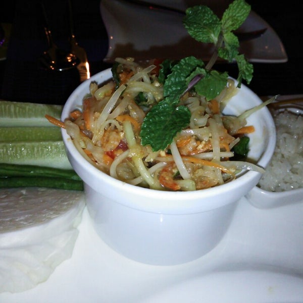 3/30/2013 tarihinde Kamikaze D.ziyaretçi tarafından Koh Thai Restaurant &amp; Lounge'de çekilen fotoğraf
