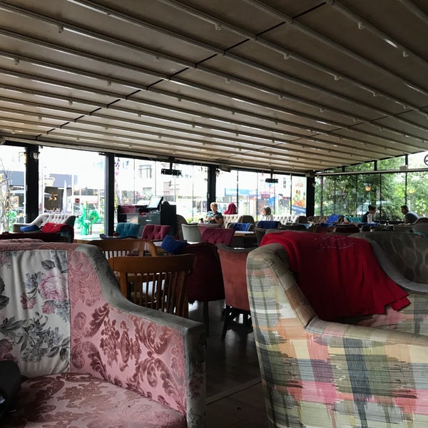 Foto scattata a Lovely Cafe da Ertuğrul Ç. il 8/22/2017