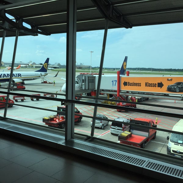Foto diambil di Hamburg Airport Helmut Schmidt (HAM) oleh Necat D. pada 8/29/2015