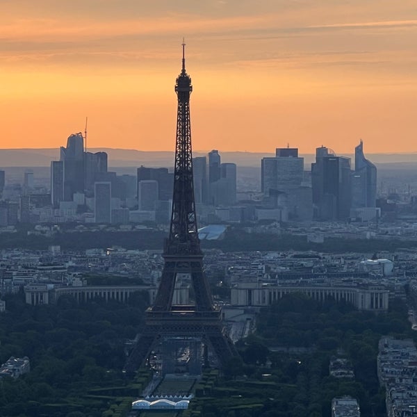 Foto tirada no(a) Observatório panorâmico da Tour Montparnasse por Emily M. em 6/21/2022